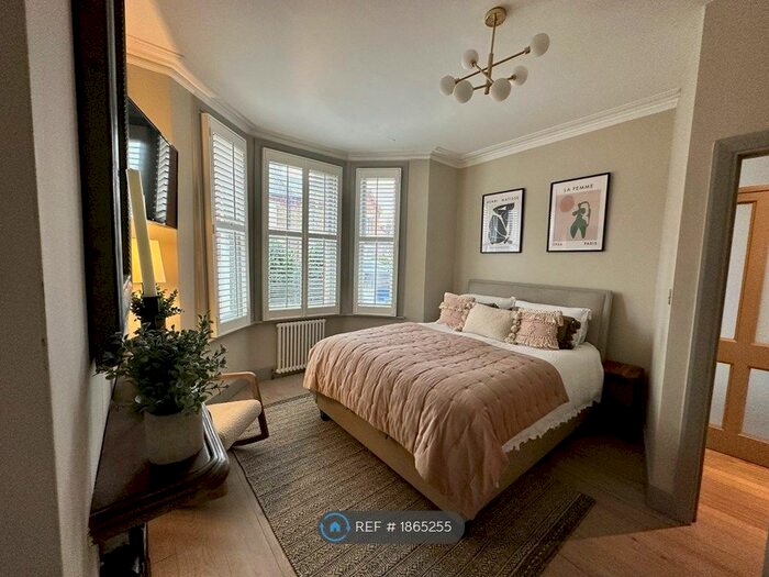 2 Bedroom Flat To Rent In Queen's Park, London, W10