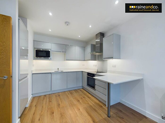 2 Bedroom Flat To Rent In Darkes Lane, Potters Bar, EN6