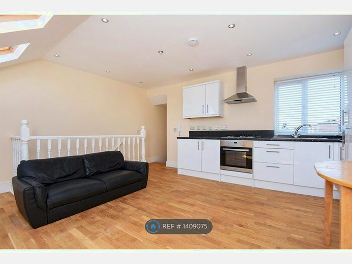 2 Bedroom Flat To Rent In Mitcham Lane, Streatham, SW16