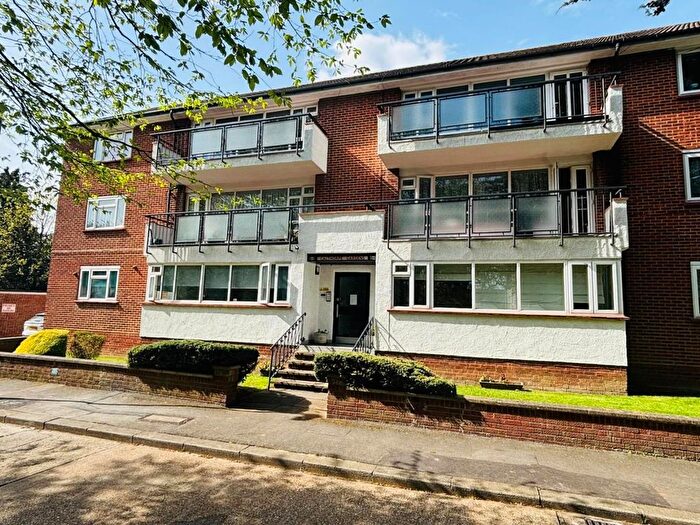 3 Bedroom Flat For Sale In Calthorpe Gardens, Edgware, HA8