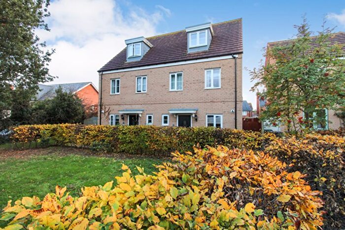 3 Bedroom Semi-Detached House For Sale In Yates Meadow, Potton, SG19