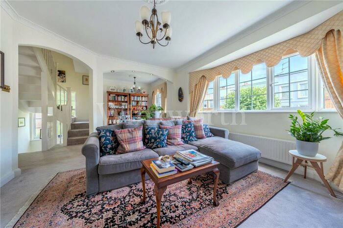 2 Bedroom Maisonette To Rent In North End Road, London, NW11