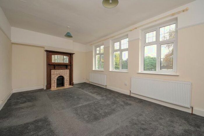 3 Bedroom Flat To Rent In Station Road, West Wickham, BR4