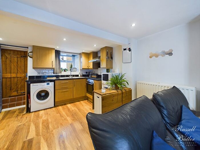 2 Bedroom Cottage For Sale In Gawcott Road, Buckingham, MK18