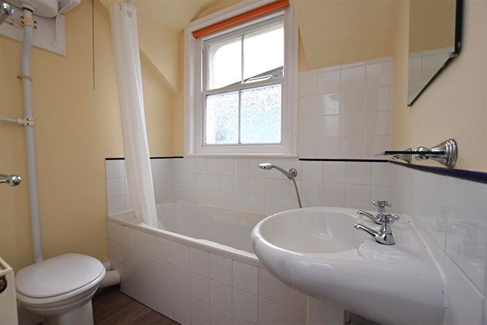 2 Bedroom Flat To Rent In Cornwallis Gardens, Hastings, TN34