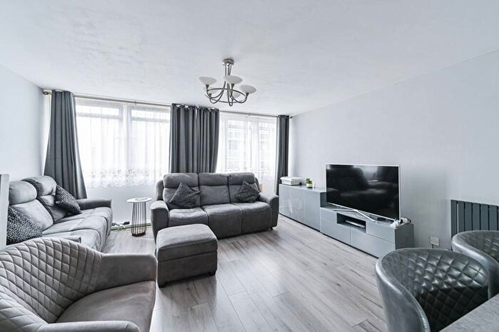 3 Bedroom Maisonette For Sale In Sceaux Gardens, Peckham, London, SE5