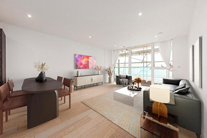 3 Bedroom Flat To Rent In River Gardens Walk, London, SE10