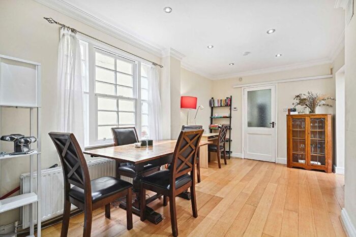 3 Bedroom Flat To Rent In Gloucester Street, London, SW1V