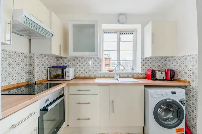 2 Bedroom Flat To Rent In Clapham Road, Clapham North, London, SW9