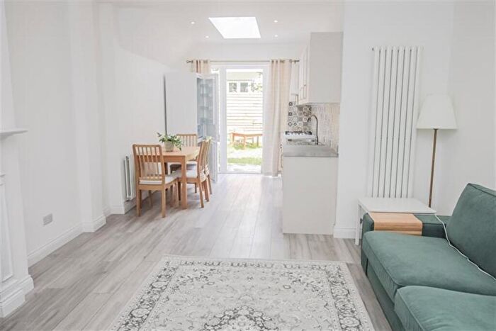 1 Bedroom Flat To Rent In Clifton Gardens, Golders Green, NW11