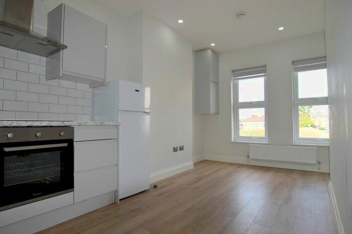 1 Bedroom Flat To Rent In Station Road, Addlestone, KT15