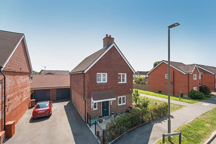 3 Bedroom Detached House To Rent In Harmony Road Horley, RH6