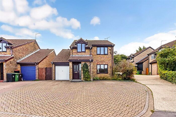 4 Bedroom Detached House For Sale In Derwent Close, Horndean, PO8