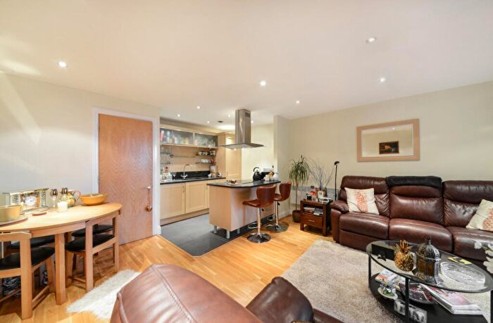 2 Bedroom Flat To Rent In Lombard Road, London, SW11