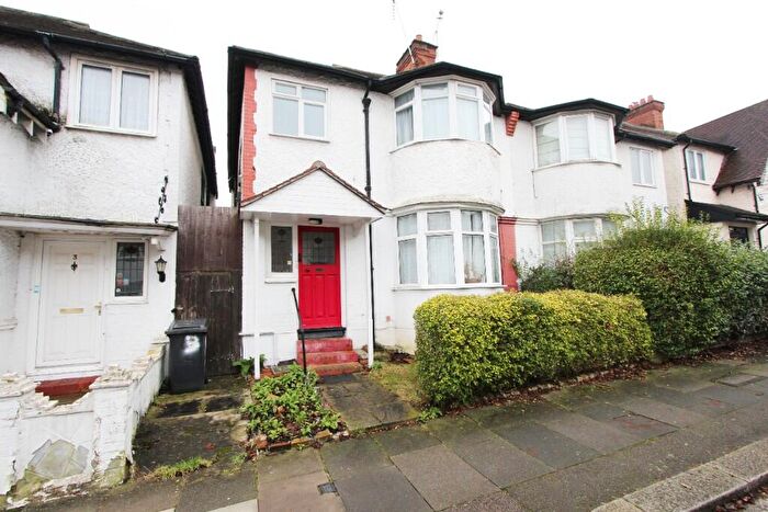 2 Bedroom Apartment To Rent In Gainsborough Gardens, London, NW11