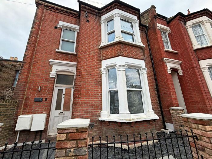 3 Bedroom Flat To Rent In Bellamy Street, London, SW12