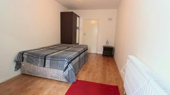 Studio To Rent In Osidge Lane, London, N14