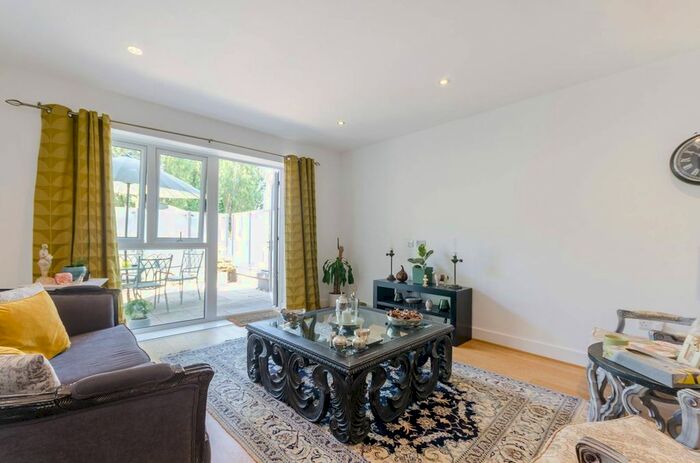 2 Bedroom Flat To Rent In Raynes Park, Raynes Park, London, SW20