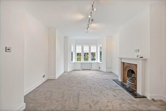 2 Bedroom Flat To Rent In Tudor Close, Belsize Park, NW3