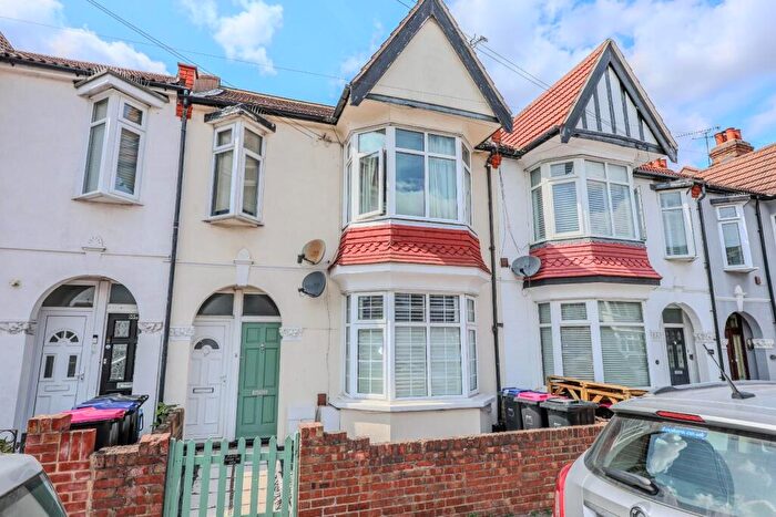 1 Bedroom Flat To Rent In Oakleigh Park Drive, Leigh-On-Sea, SS9