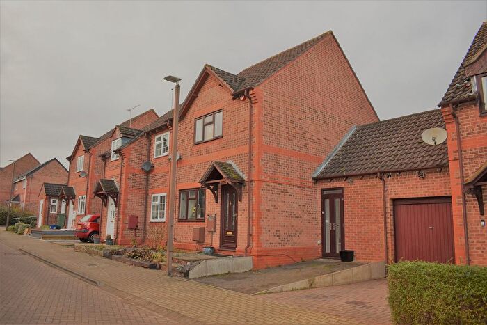 3 Bedroom Property To Rent In Lynmouth Crescent, Furzton, Milton Keynes, Buckinghamshire., MK4