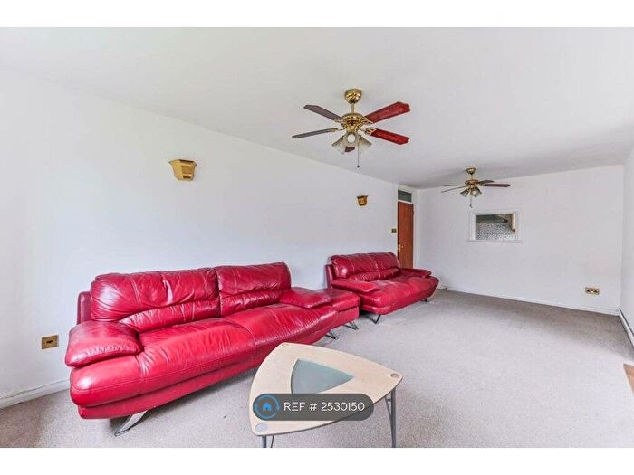 2 Bedroom Flat To Rent In Collette Court, London, SE25