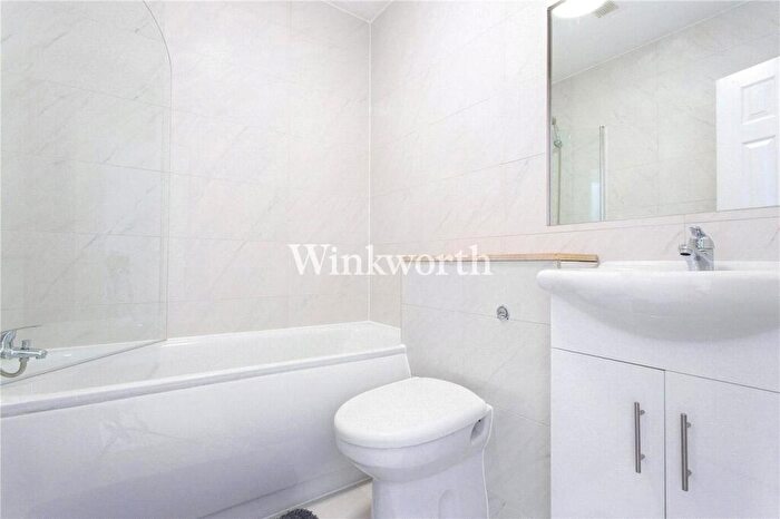 2 Bedroom Apartment To Rent In Hamlet Square, London, NW2