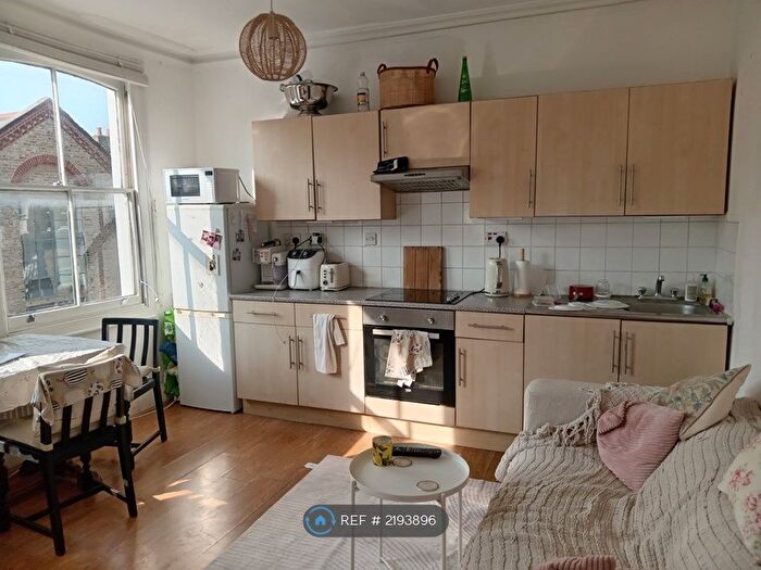 3 Bedroom Flat To Rent In Shakespeare Road, London, SE24