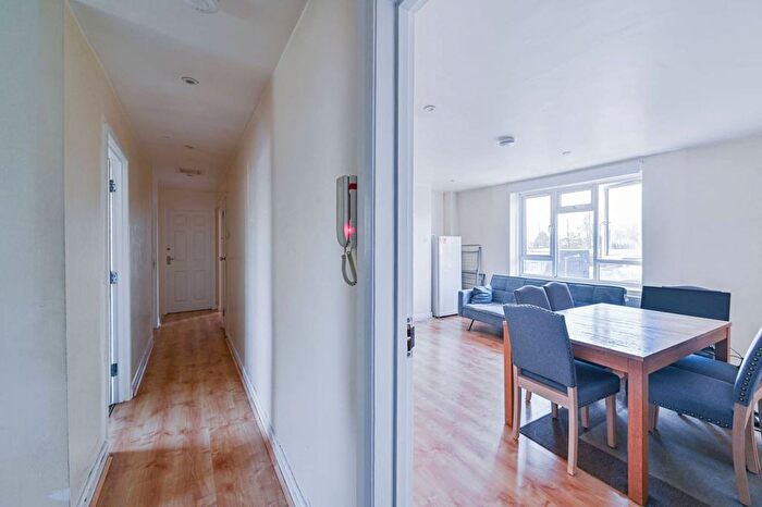 4 Bedroom Flat To Rent In Hazelhurst Road, Earlsfield, London, SW17