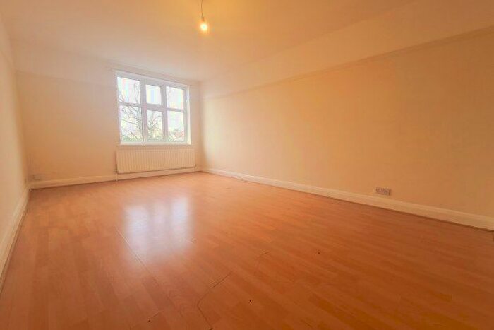 3 Bedroom Flat To Rent In Hastings Road, Bromley, BR2