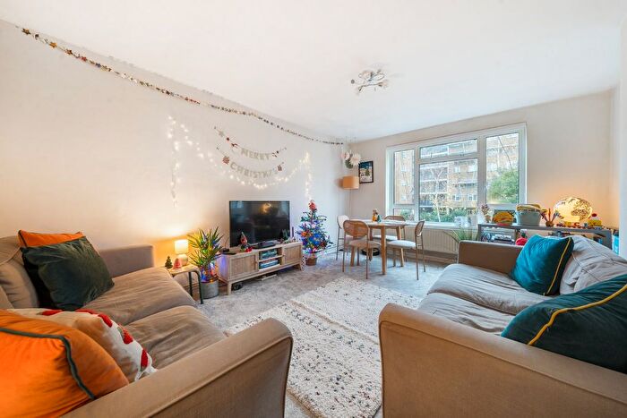 2 Bedroom Flat For Sale In Devonshire Road, Chiswick, London, W4