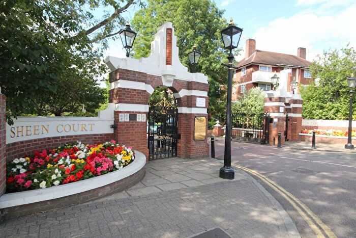 3 Bedroom Flat To Rent In Sheen Court, Richmond, TW10