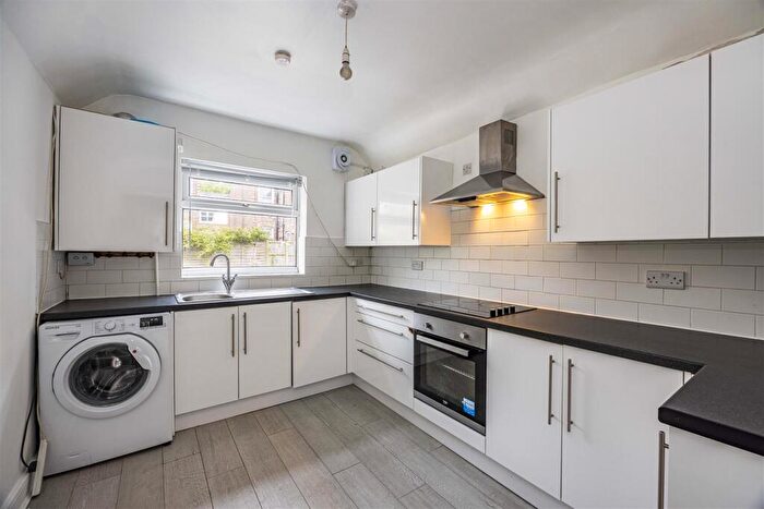 2 Bedroom Flat To Rent In Hadyn Riad, Nottingham, NG5