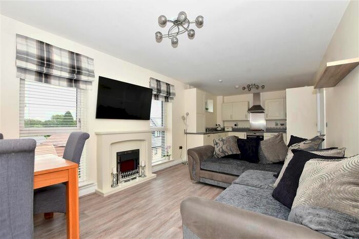 2 Bedroom Flat For Sale In Charlotte Way, Leybourne, West Malling, Kent, ME19