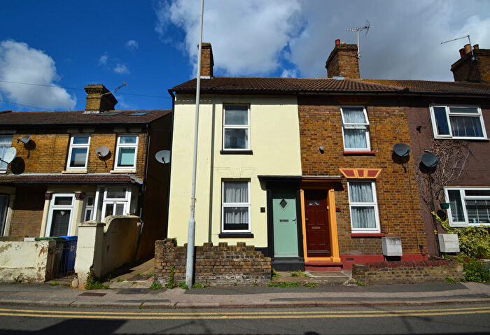2 Bedroom End Of Terrace House To Rent In Crown Road, Sittingbourne, Kent, ME10