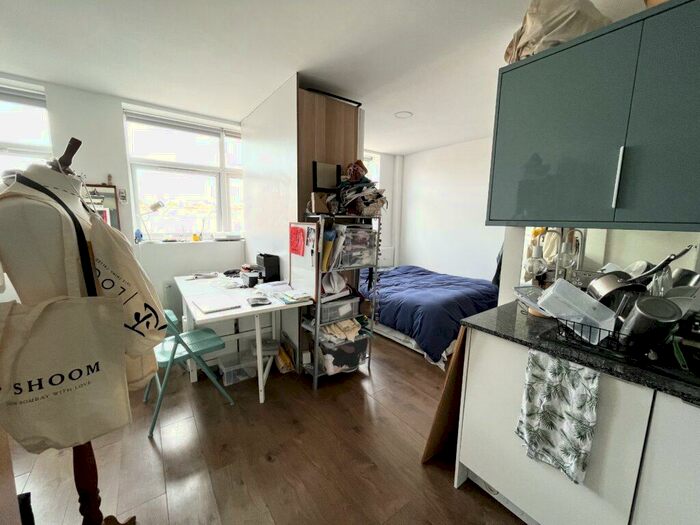 Studio To Rent In Vale Road, London, N4
