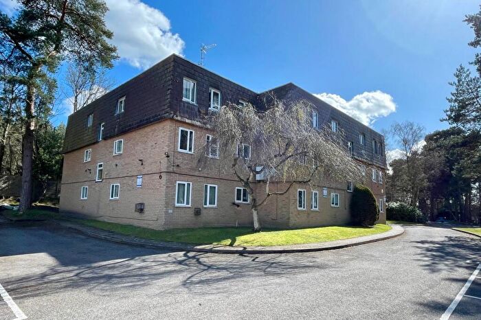 1 Bedroom Apartment For Sale In Woodlands Court, Owlsmoor, Sandhurst, GU47