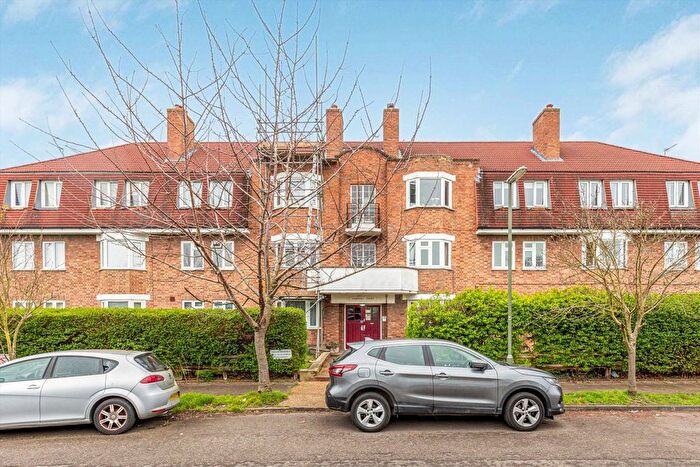 2 Bedroom Flat To Rent In Oakhall Drive, Sunbury-On-Thames, TW16