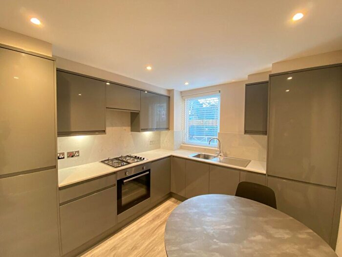 3 Bedroom Flat To Rent In Dicksonfield, Leith, Edinburgh, EH7