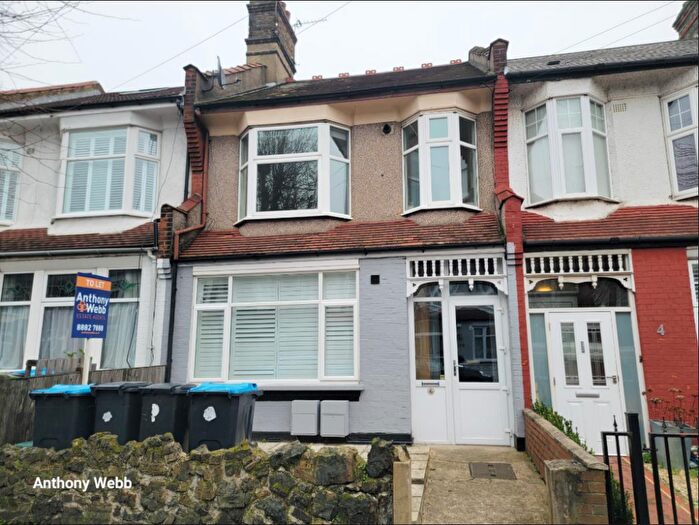 2 Bedroom Flat To Rent In Arnold Gardens, Palmers Green, N13