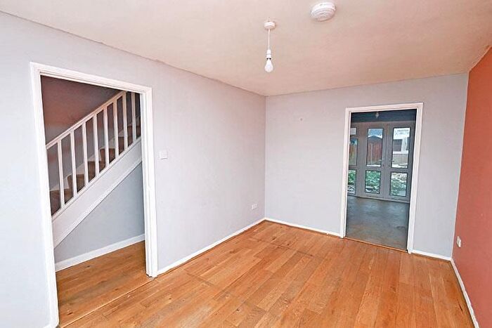 2 Bedroom Semi-Detached House For Sale In Poolside Close, Banbury, OX16