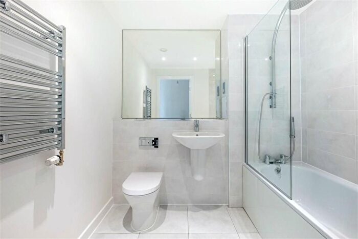 3 Bedroom Flat To Rent In Waterside Way, London, N17