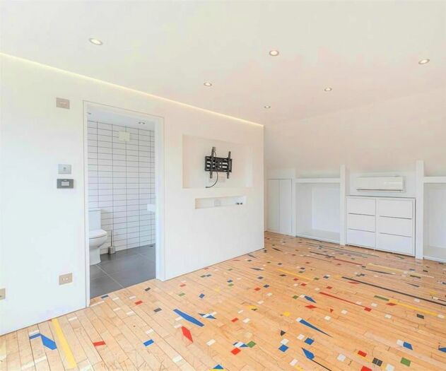 4 Bedroom Detached House To Rent In Avondale Crescent, Enfield, EN3