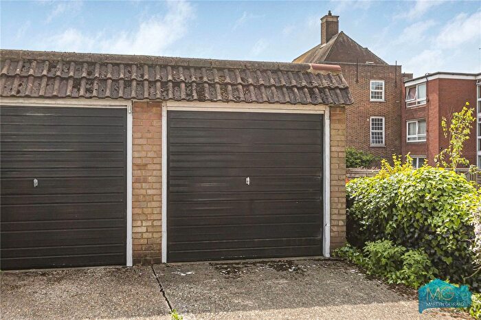 3 Bedroom Detached House For Sale In Woodside Park Road, Woodside Park, London, N12