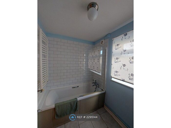 2 Bedroom End Of Terrace House To Rent In William St, Swansea, SA3
