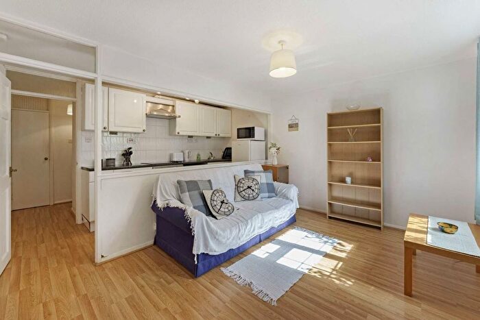 1 Bedroom Flat For Sale In College Gardens, Tooting, SW17