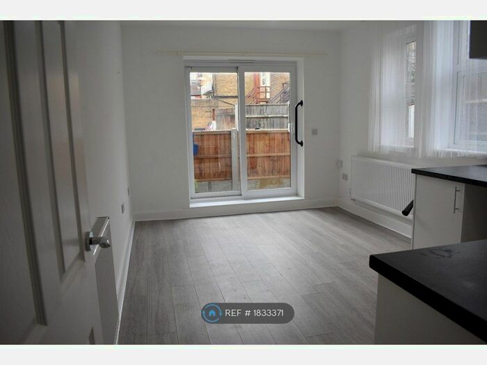 Studio To Rent In London Road, Westcliff-On-Sea, SS0