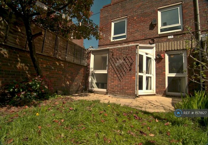 2 Bedroom Maisonette To Rent In Rochford Walk, London, E8