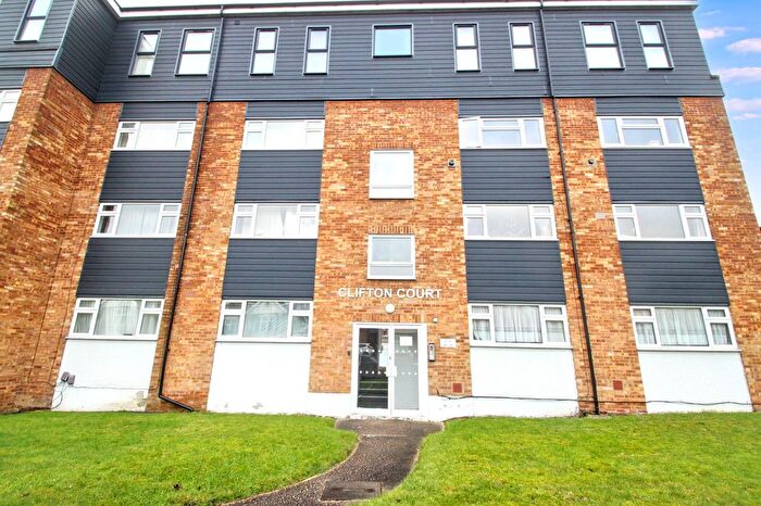 2 Bedroom Flat To Rent In Snakes Lane West, Woodford Green, IG8