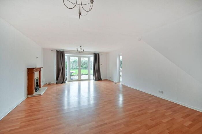 4 Bedroom House To Rent In Winchilsea Crescent, West Molesey, KT8